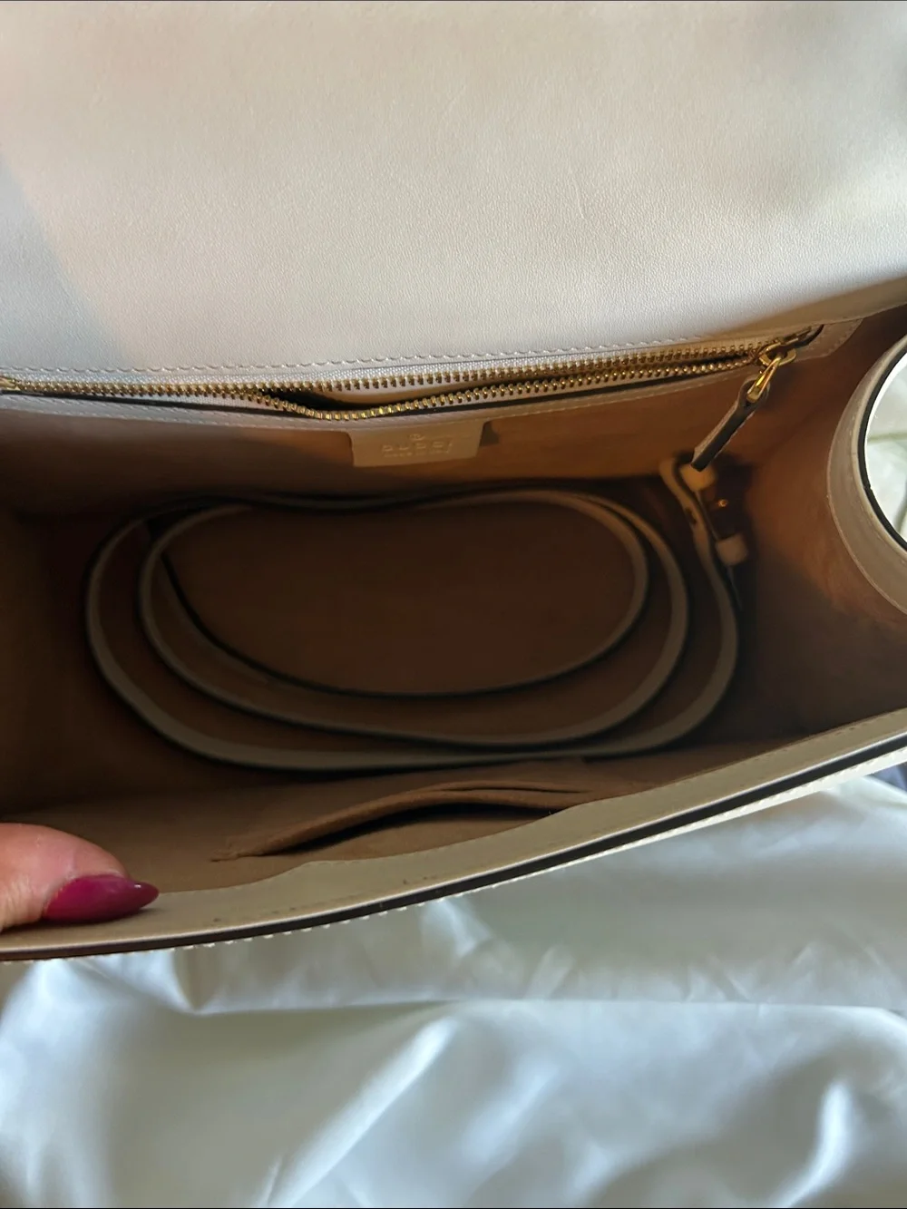 Gucci Sylvie Medium White leather Floral embroidered design (authentic)